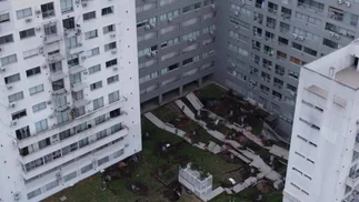 El video del momento en que Alberto Fernández entregó el edificio que sufrió el derrumbe