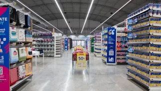 Conflicto en gigante de los súper: salarios en partes e incertidumbre en 1.400 empleados