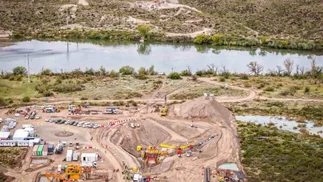 Vaca Muerta: Un gigante de acero bajo el río cierra otro hito del oleoducto VMOS
