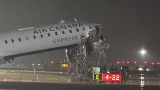 Avión chocó con camión de bomberos en aeropuerto de Nueva York: dos muertos y 9 heridos