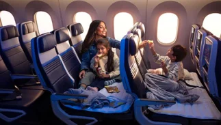Asientos cama en clase económica: la apuesta de una aerolínea para vuelos largos