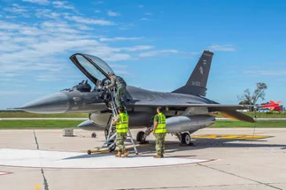 La llegada al país de otro lote de cazas F-16 se espera para la última semana del mes