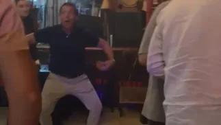 Filman al padre de Agostina Páez haciendo gestos como los que hizo su hija en Brasil