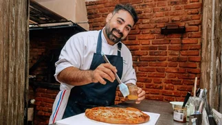No le tuvo miedo a emprender y hoy triunfa vendiendo miles de pizzas al mes