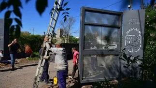 Inédita medida por inseguridad: ciudad argentina cierra las calles con portones de 22 a 6