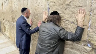 Javier Milei llegó a Israel y pasó por el Muro de los Lamentos