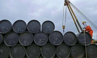 El petróleo vuelve a superar los u$s90 y complica la baja de los combustibles en Argentina