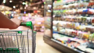 Cierra el supermercado y liquidan todo el stock: hasta el 70% de descuento en productos