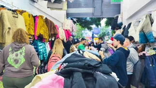 Abrió un nuevo outlet en Once con suéters a $5.000 y remeras desde $3.000