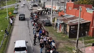 Más de 10 cuadras de cola y miles de personas por solo 60 puestos en un frigorífico