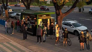 VIDEO | Tres amigos compraron puesto de diarios y crearon un negocio pionero muy exitoso