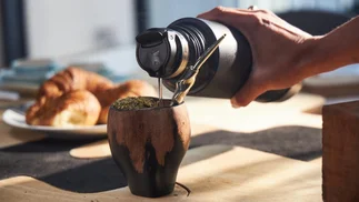 Cuánto cuesta el mate que usa Colapinto: hecho a mano en Argentina y de algarrobo