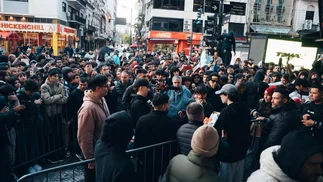 Inédito: más de 5.000 personas esperaron bajo la lluvia por un alfajor de un streamer