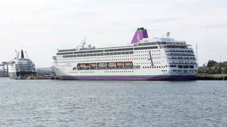 Tensión en un crucero en Francia: un muerto y 1700 personas aisladas por un posible brote