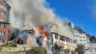 Un grave incendio afectó a uno de los hoteles más populares de Bariloche: no hubo heridos