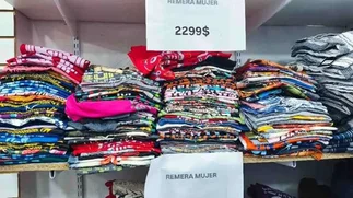 Ropa BARATA: nuevo outlet en Once vende jeans, camperas y remeras a desde $2.200