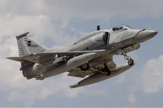 Sólo quedan los F-16: tras baja de un emblema aéreo ¿qué harán con los A-4AR desactivados?