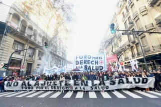 Gremios y trabajadores de la salud marchan contra el ajuste de Milei y la crisis sanitaria