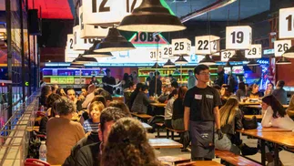VIDEO | Un bar argentino permite invertir desde 8 mil dólares: qué rentabilidad prometen