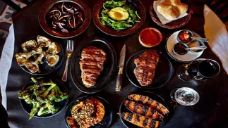 La parrilla argentina que está entre las mejores del mundo: cuánto cuesta comer