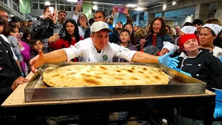 La empanada más grande del mundo ahora es argentina: cuánto pesa la nueva récord Guinness