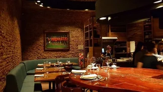 El bar de vinos que se convirtió en el nuevo furor de Chacarita y atrae a fanáticos