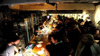 Entrás por una heladera: así es el bar secreto que es furor en Palermo