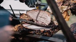 La feria gastronómica que conquista a los fanáticos del asado y a buen precio