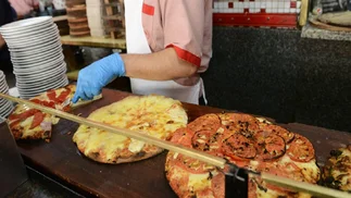 La pizzería de Corrientes que siempre tiene fila: cuánto cuesta comer y qué pedir