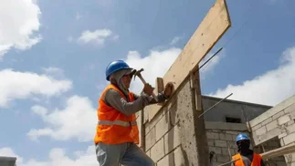 Cuánto cobran un albañil, un electricista y un plomero por su trabajo en septiembre 2026