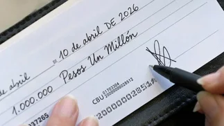 ¿Hace cuánto no ves un cheque?: así se aceleró su ocaso en la economía argentina