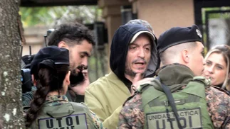 Máximo Kirchner, entre los primeros en acercarse a la casa del Indio Solari tras su muerte