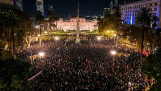 Miles de fans del Indio Solari se juntaron en Plaza de Mayo para despedirlo