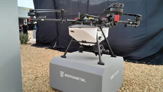 El 'rey' de las sembradoras entra al negocio de los drones agrícolas
