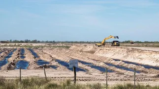 Mineras se llevan la arena de Entre Ríos a Vaca Muerta y generan un desastre ambiental