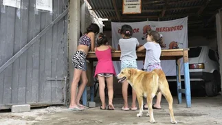 La pobreza infantil cayó al 42,3% y alcanzó su valor más bajo desde 2018, según UNICEF