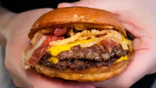 Hamburguesería porteña entre las 10 mejores del mundo: cuánto salen sus hamburguesas