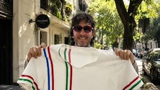 Hace ropa con repasadores y trapos rejilla y tiene local en Palermo: ¿genio o marketing?