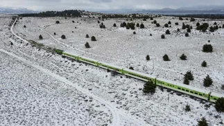 Un viaje en tren en medio de la naturaleza argentina y bajo la nieve: ya venden pasajes