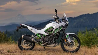 Cómo es la nueva moto trail que lanzó Kawasaki en Argentina y hace temblar a Honda