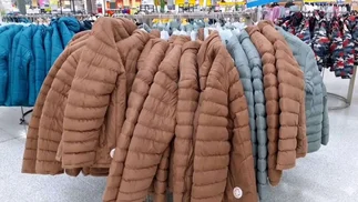 Ropa en Coto desde $7000 y camperas con 70% de descuento