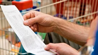 El índice de confianza del consumidor retrocedió y cortó tres meses de recuperación