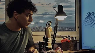 Es argentino, tiene 22 años y hace prótesis revolucionarias y baratas para rehabilitación