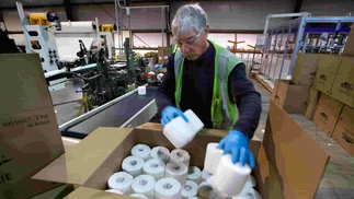 Empresa de artículos de limpieza despide empleados y ofrece pagar con papel higiénico