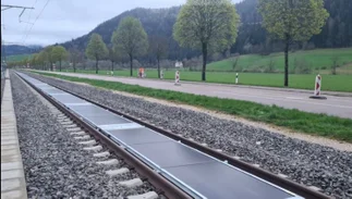 Era impensado, pero prueban con éxito paneles solares en vías ferroviarias