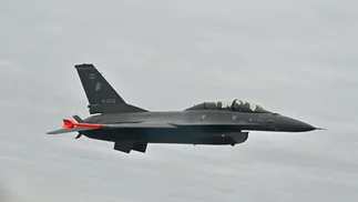 Otra flota de cazas F-16 llega este mes y negocian compra de colosos del reabastecimiento