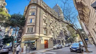 Cómo es el departamento de la 'vecina de arriba' de Cristina Kirchner que salió a la venta