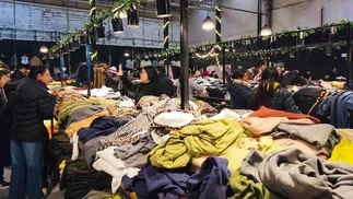Dónde queda el outlet que vende ropa con zapatillas a $10000 y jeans a $7500