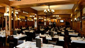 Histórico restaurante porteño reabrió con otro nombre tras quiebra: cuánto sale comer