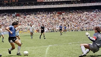 Subastan la pelota con la que Maradona hizo los dos goles históricos en México 1986